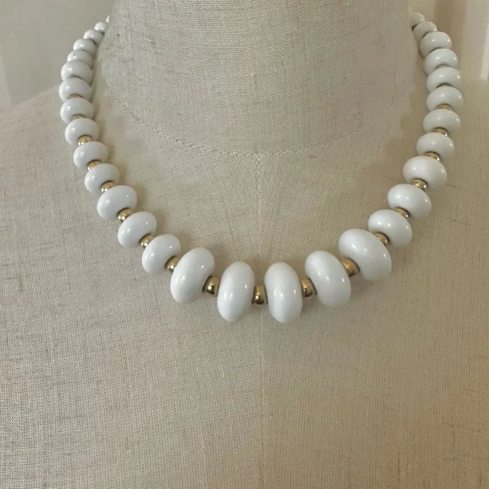 Napier white and gold tone vintage graduated beaded necklace